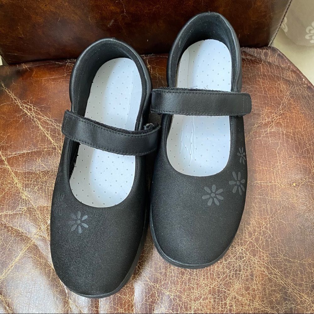 NWOB! Ped-Lite black light weight shoes 9.5W